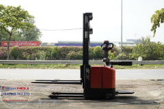 Xe nâng điện đứng lái.