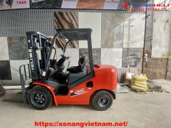 Xe Nâng Tại Gạch Men Trang Hoàng Phương