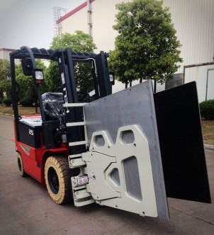 xe nâng kẹp thùng giấy carton