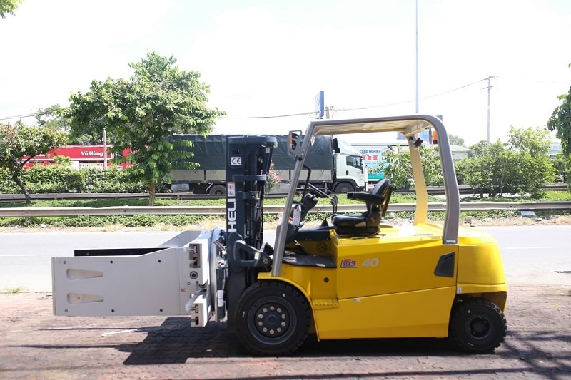 xe nâng kẹp vuông