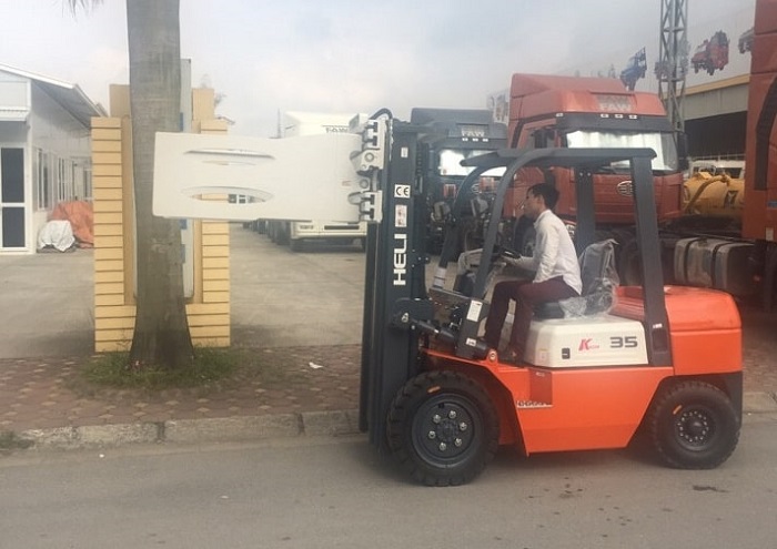 Xe nâng kẹp khối