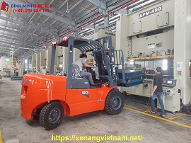 xe nâng dầu 5 tấn sản xuất gỗ ván ép tại Bình Dương