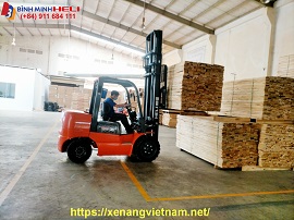 xe-nang-dau-3-5-tan-nang-go-van-ep