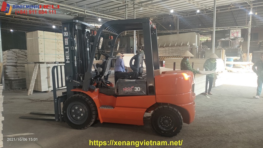 xe nâng dầu nâng gỗ tại TX tân Uyên