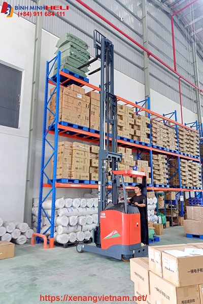 xe nâng điện đứng lái tại dĩ an bình dương