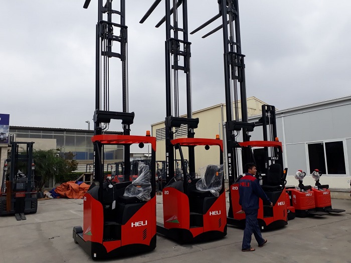 xe nâng điện reach truck sử dụng pin lithium