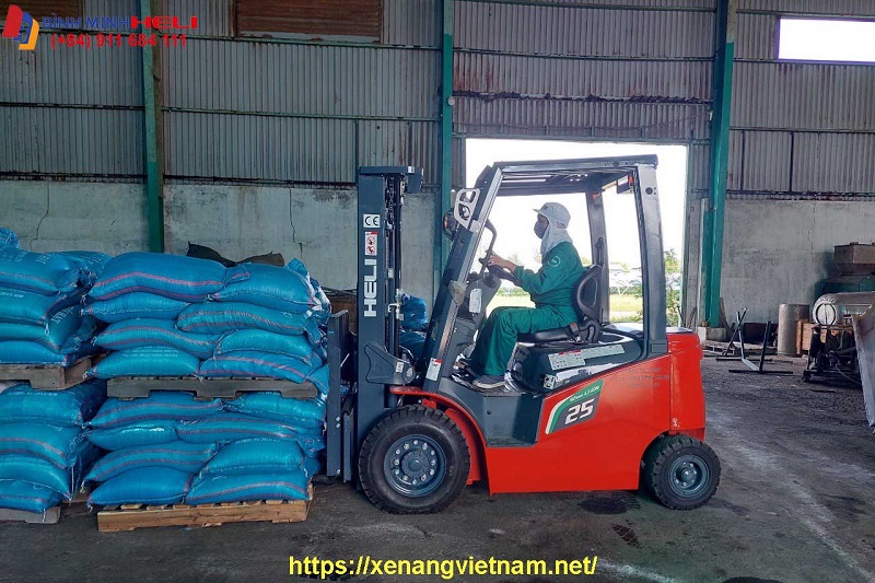 sức nâng xe nâng điện 2,5 tấn pin lithium-ion