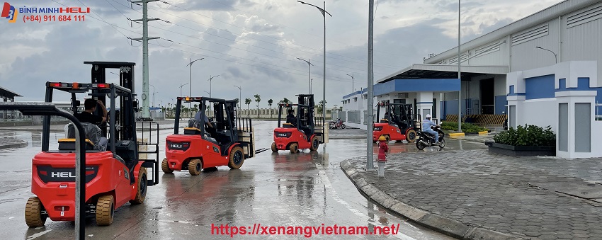 bàn giao lô xe nâng điện lithium-ion 3 tấn