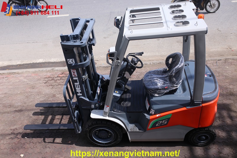 xe-nang-dien-2.5-tan-ac-quy-kho-lithium-ion