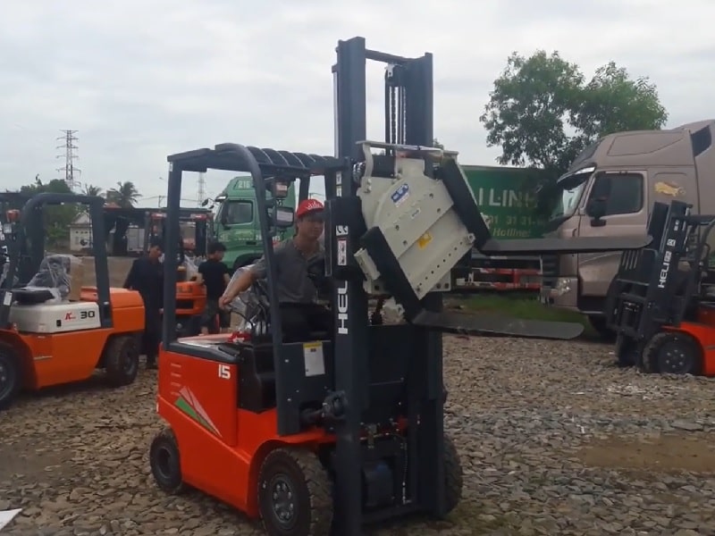 xe nâng điện heli lắp bộ càng xoay 360