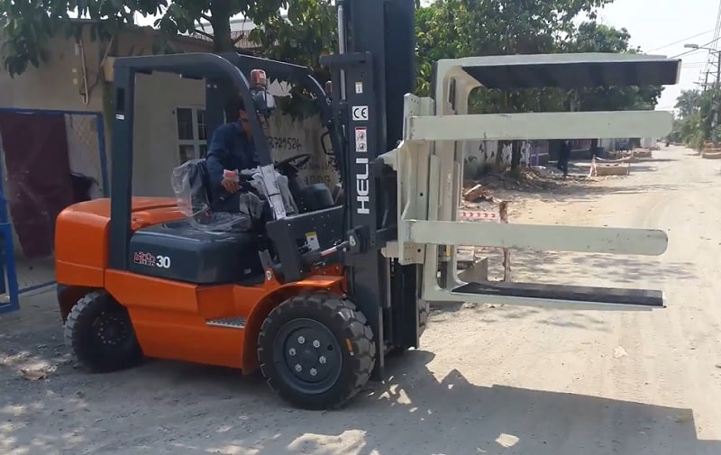 Xe nâng càng xoay 360 độ và bộ kẹp khối