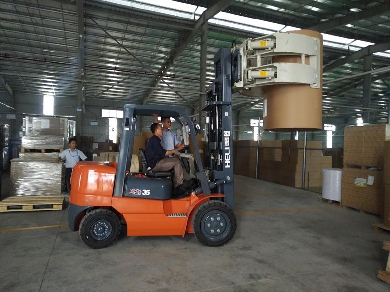 nguyên lý hoạt động của xe nâng kẹp cuộn giấy