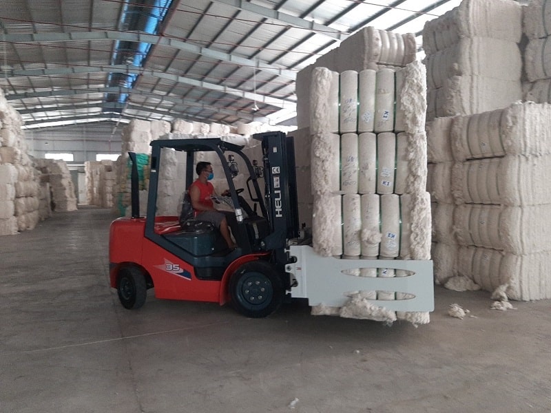 xe nâng kẹp vuông