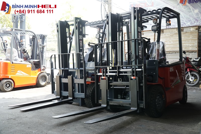 xe nâng điện heli lắp dịch càng xe nâng