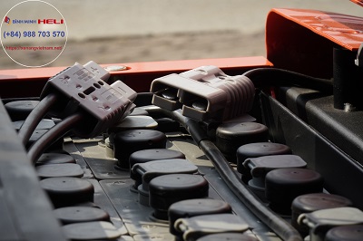 ắc quy trên xe nâng điện đứng lái chân rộng.