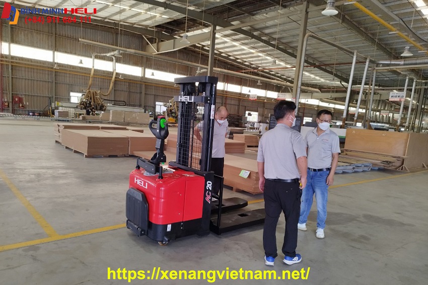 xe nâng tay cao 2 tấn
