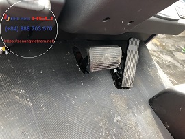 chân điều khiển trên xe nâng điện lithium 3 tấn