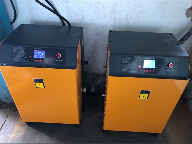 bo-sac-dien-binh-ac-quy-lithium-tren-xe-nang