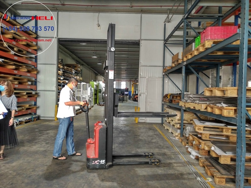 xe nâng điện nhà kho heli 1.5 tấn