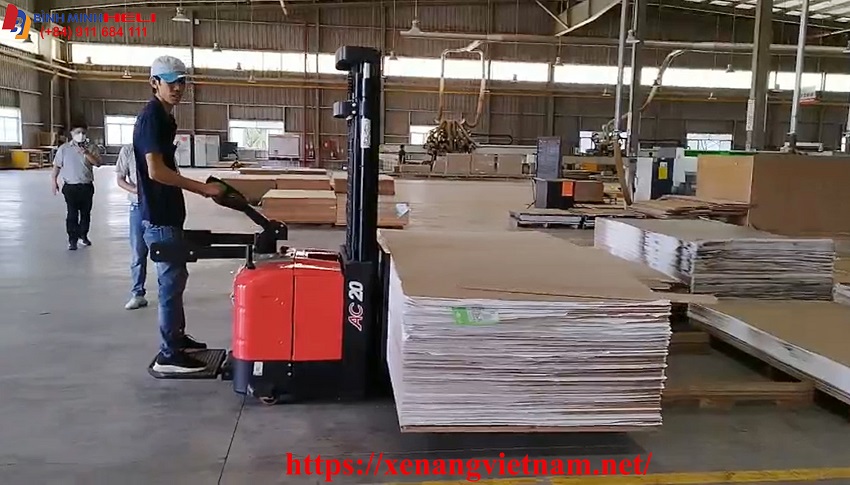 Xe Nâng Tay Cao 2 Tấn Nâng Gỗ Dán, Gỗ Bóc