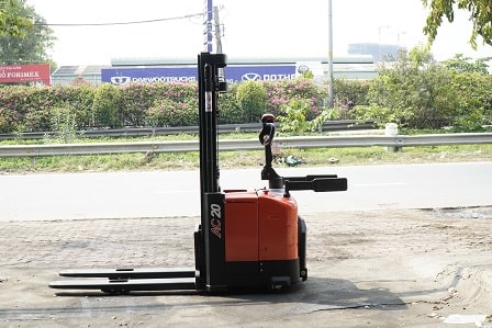 Đứng lái nâng pallet 1 mặt - 1.6 - 2 tấn
