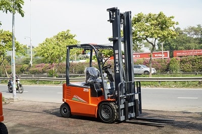 xe nâng điện ngồi lái 2.5 tấn Heli