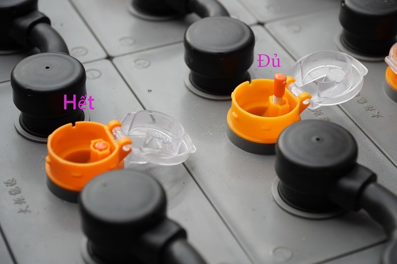 Châm nước cất cho bình ắc quy chì axit 