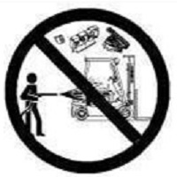 không phun nước vào các bộ phận điện trong khi rửa xe