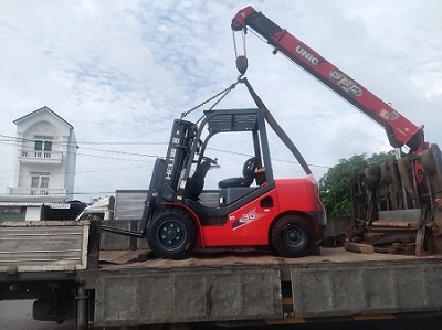 vận chuyển xe nâng dầu bằng cẩu