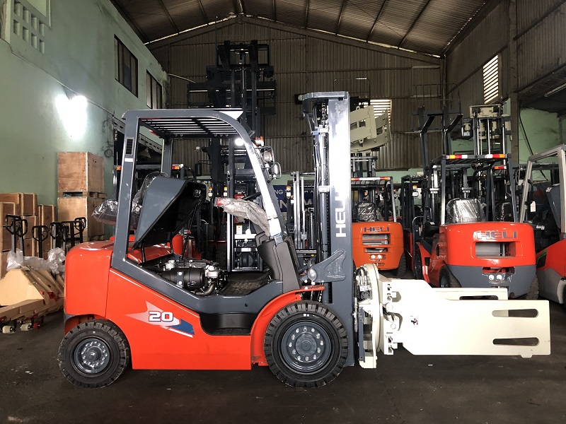 xe nâng heli 2 tấn lắp kẹp bale clamps và xoay 360