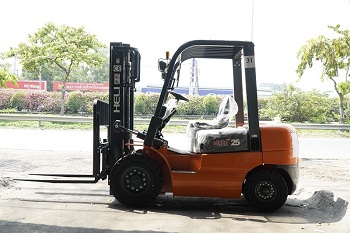 xe nâng heli 2.5 tấn chạy dầu