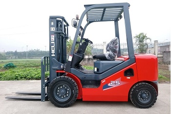 xe nâng dầu heli 2.5 tấn