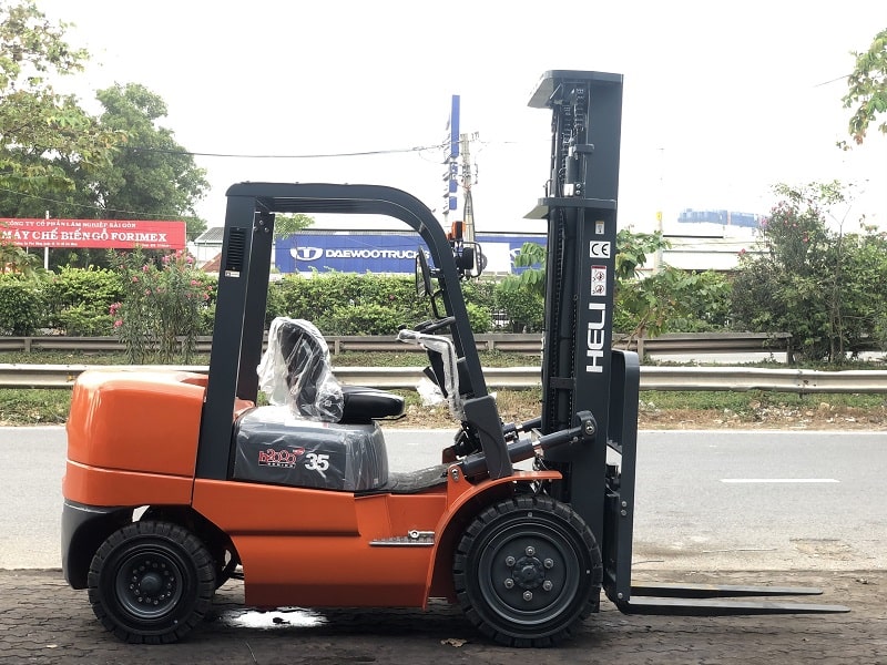 Xe nâng dầu 3.5 tấn trung cấp