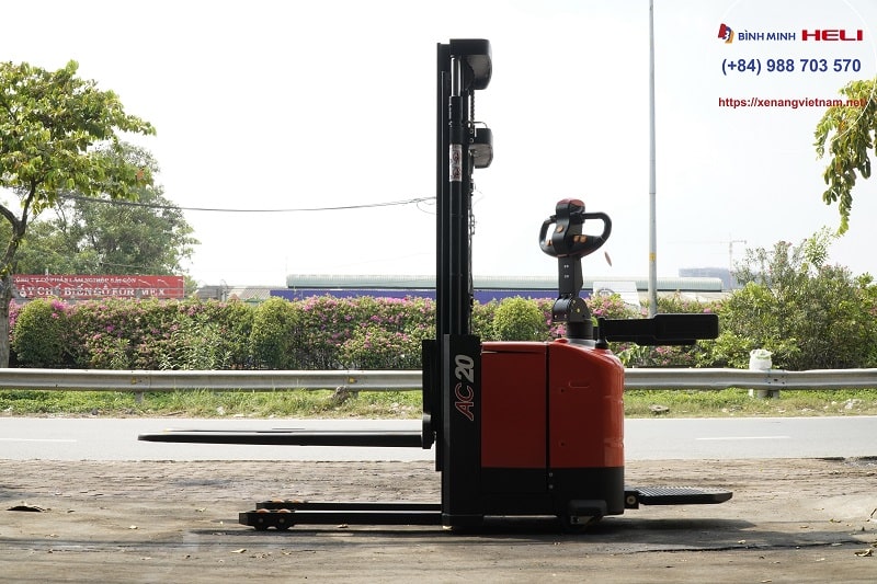 xe nâng đưng lái heli