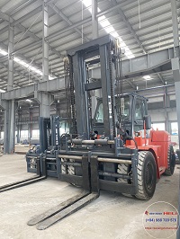 mặt hông xe nâng 7 và 16 tấn 