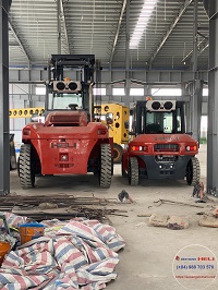phía sau xe nâng dầu 7 và 16 tấn 