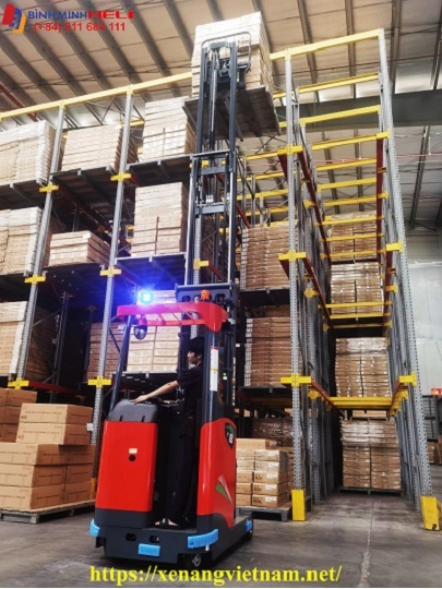 sử dụng xe nâng điện đứng lái 1.8 tấn heli reach truck