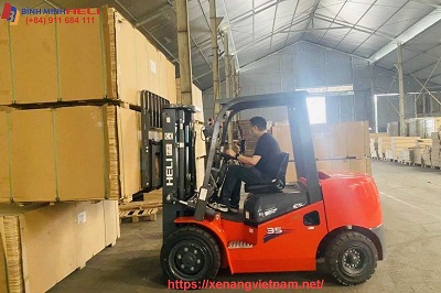 xe-nang-2-kien-van-ep