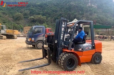 xe-nang-dau-2.5-tan-nang-vat-lieu-xay-dung