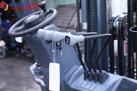 tay điều khiển xe nâng điện ngồi lái 1,5 tấn