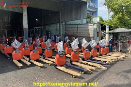 xe nâng tay điện nhà kho