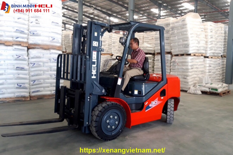 xe nâng dầu 3 tấn ngành nhựa tại bến lức long an