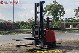 xe nâng điện đứng lái nâng pallet 2 mặt