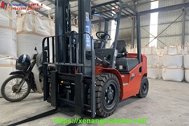 xe nâng dầu 3.5 tấn tại nhà máy sản xuất bột đá tại Bình Định