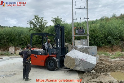 bàn giao xe nâng dầu 5 tấn tại bình định