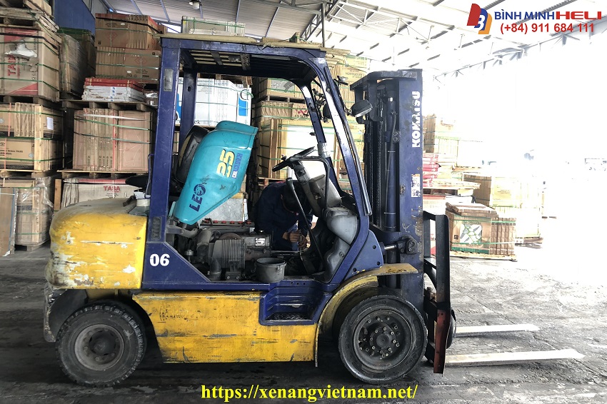 sửa xe nâng komatsu 2.5 tấn đời 1999 tại phước thái long thành