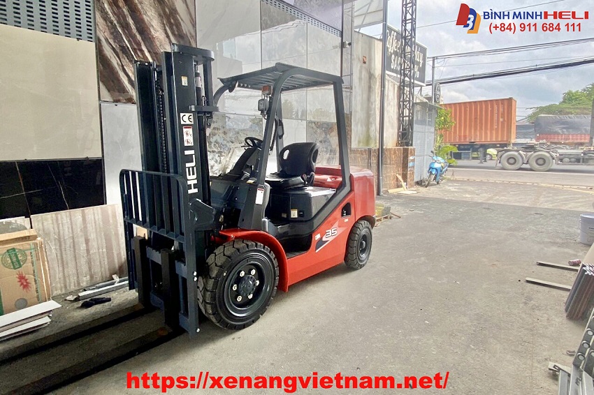 bàn giao xe nâng dầu 3.5 tấn động cơ isuzu số sàn cho công ty gạch trang hoàng phương