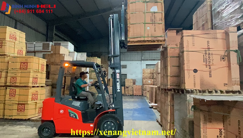 xe nâng điện 3.5 tấn Heli tại công ty Gạch Thanh Long