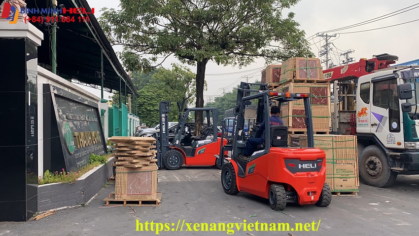 xe-nang-heli-tai-cong-ty-gach-men-thanh-long