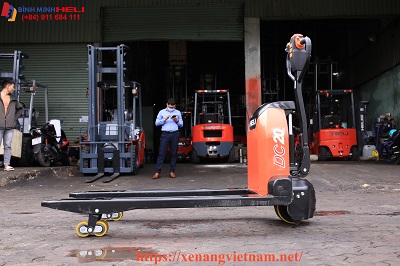 sử dụng xe nâng tay điện 2 tấn